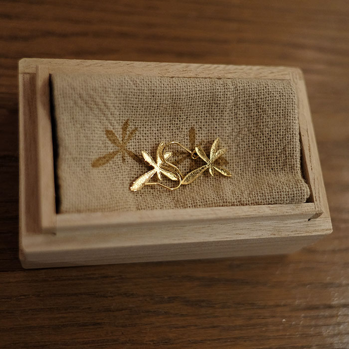 空を舞う 22金メッキピアス - 季節のあくせさり - きたのまりこ