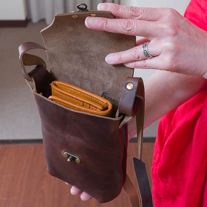 FERNAND LEATHER (եʥɡ쥶) Latch Pouch M Brown Smooth