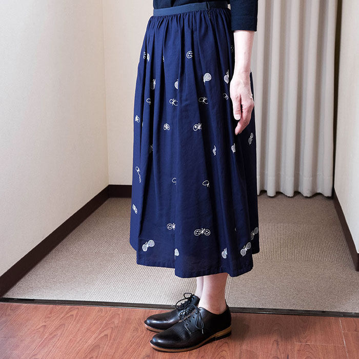 ミナペルホネン choucho 刺繍ギャザースカートnavy | Lin total ...