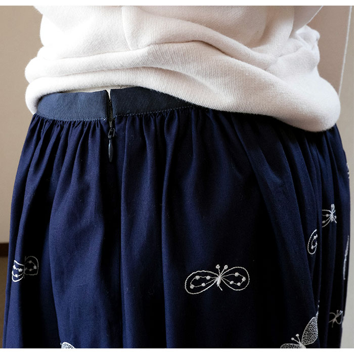 美品 ミナペルホネン choucho 刺繍ギャザースカート ネイビー