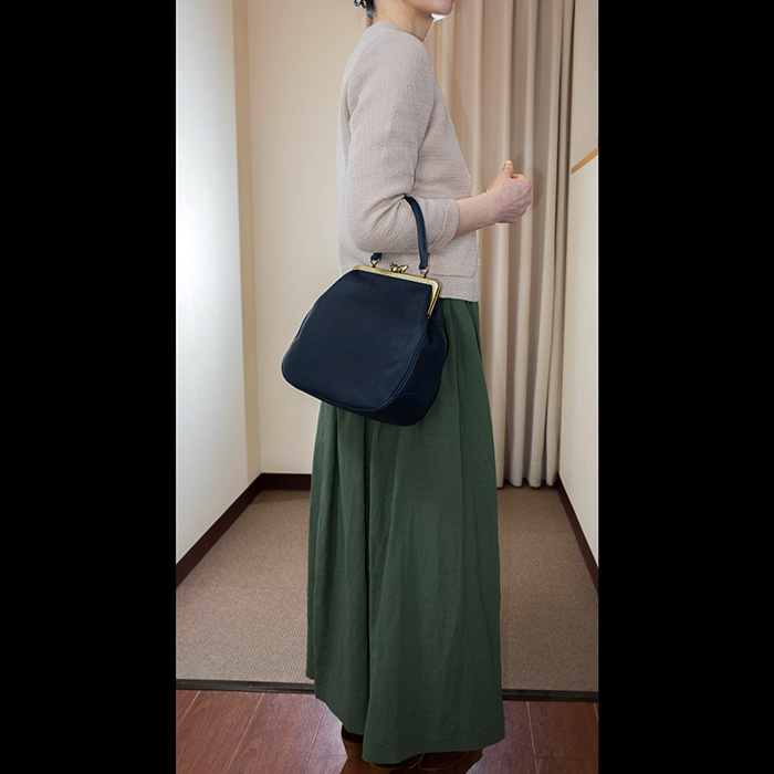 ミナペルホネンレザーカドルバッグnavy (VS9895 NVY ) | Lin