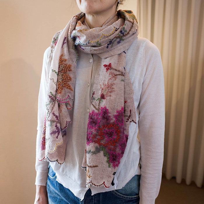 Faliero Sarti（ファリエロサルティ）constance 刺繍ストール #ピーチ 