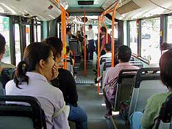 2台連結型のロングバスの車内