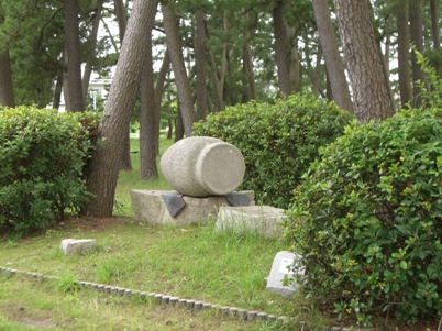 彫刻:林良一「化実(かじつ)」