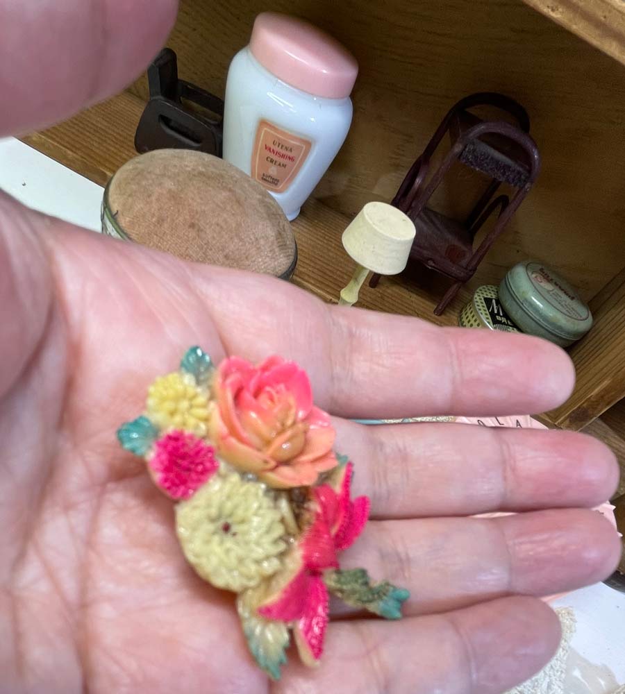 ハンドメイド 花柄（バラ）ブローチ  可憐 可愛い 薄いピンク 粘土
