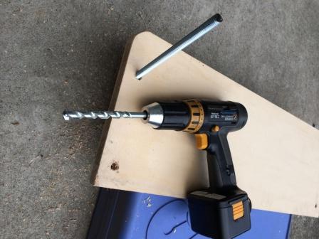 キッチンリフォーム、吊り型調整棚のDIY手順、ねじ穴を作る。