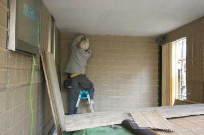 ラスの施工中
