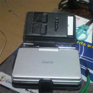 Leather CaseをつけたザウルスSL-C3200号