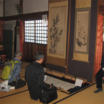 『竹の図』『寿老人の図』を見入る参拝者