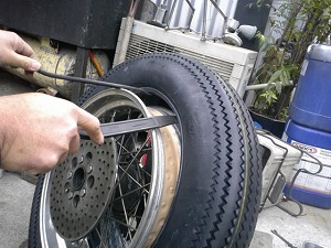 タイヤはめ込み