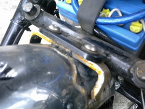 シート下取り付け部分