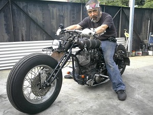 ラットバイクに乗る極悪そうな堀さん