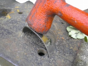 ハンマーで板金加工