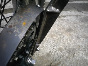 車体左側スタンド干渉部分