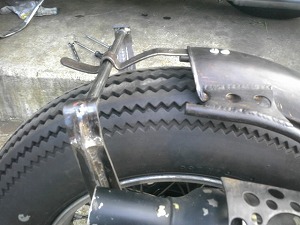 スタンド留め金具横から