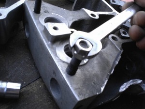 スタッドボルト締め込み作業