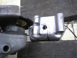 グラインダーでカット作業