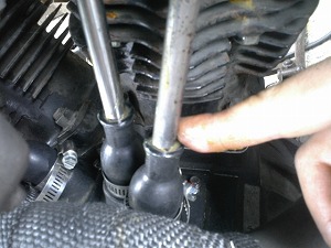 プッシュロッド=カバー間グリスアップ