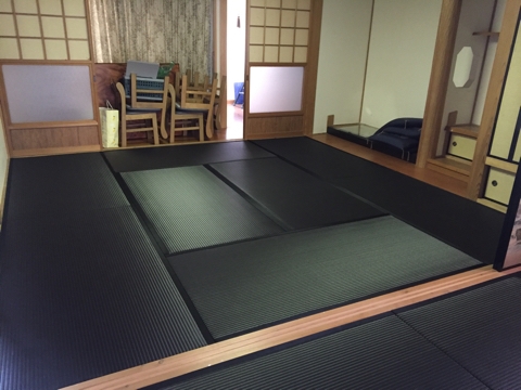 黒い畳