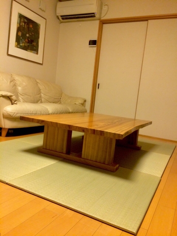 テーブルが乗った畳