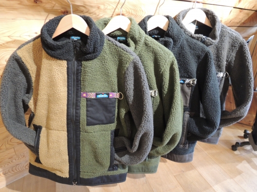 KAVU ボアベスト 青/茶 KAVUの定番フリースは、コーデの主役になる個性的