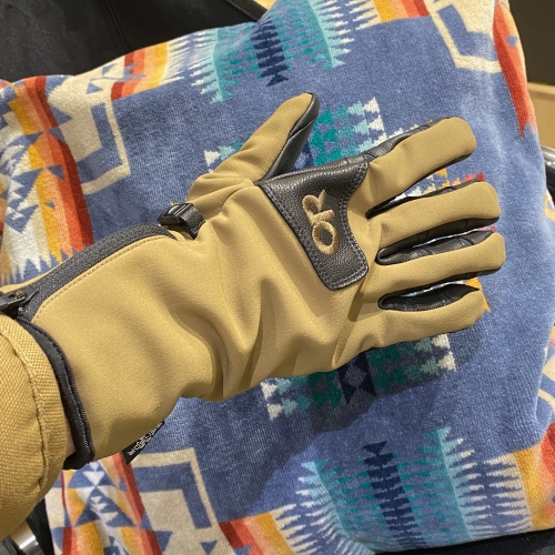 防水透湿のGORE-TEXと暖かいEnduraLoftインサレーションを使用