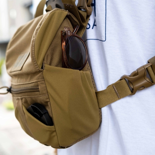 ミステリーランチ　チェストポーチ　タンカラー チェストバッグタイプの双眼鏡ホルダー！【MYSTERY RANCH TOKYO