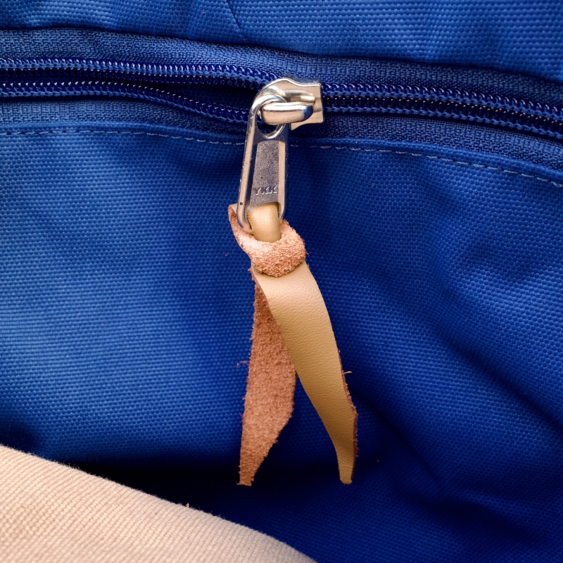 日常から小旅行までをカバーするショルダートート、BINDLE