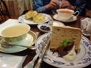 ロイヤルミルクティー(ダブル)と本日のシフォンケーキ