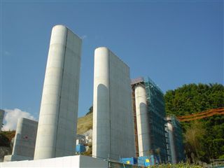 051028_謎の建造物を通過。
