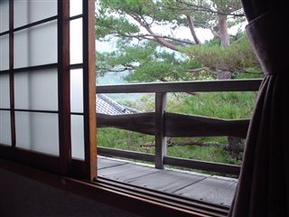 051029_寝起きの窓際で。