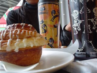 本日のコーヒー&シナモンロール。