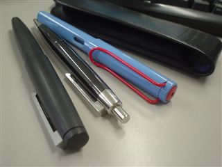 机の上のLAMY。