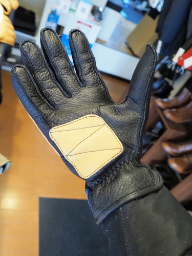 毎度の尾原さんのとこ（屋島工房）で、いいバイク用グローブと