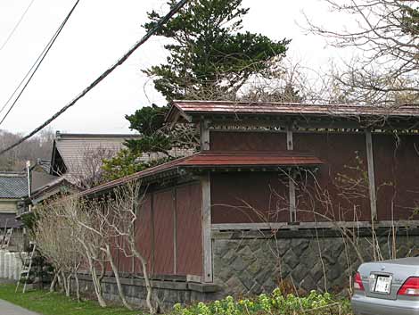 茨木家本宅赤板塀