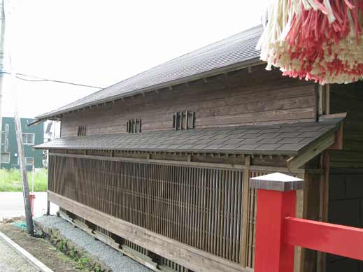 神社鳥居側から格子出窓をみる