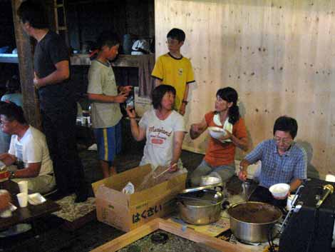 シーフードカレーとあんかけ焼きそばの提供