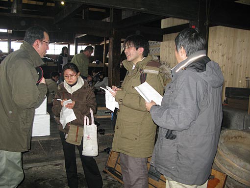 茨木家中出張番屋運営委員長の岩崎さんが取材責めに