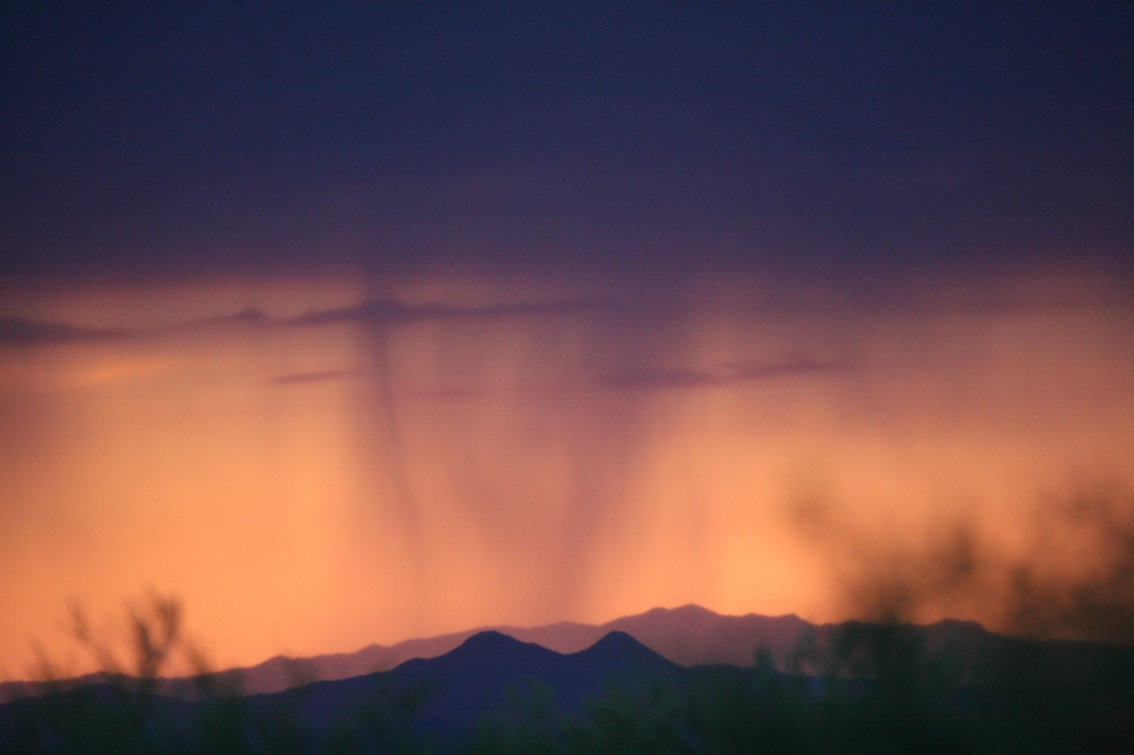 雨雲のカーテンが残る夕焼け空