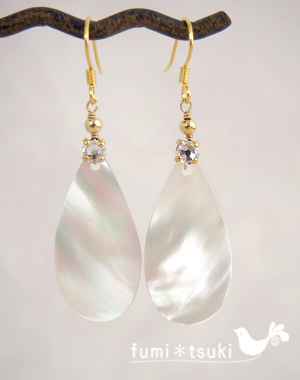 ホワイトシェルのロング雫ピアス(イヤリング)