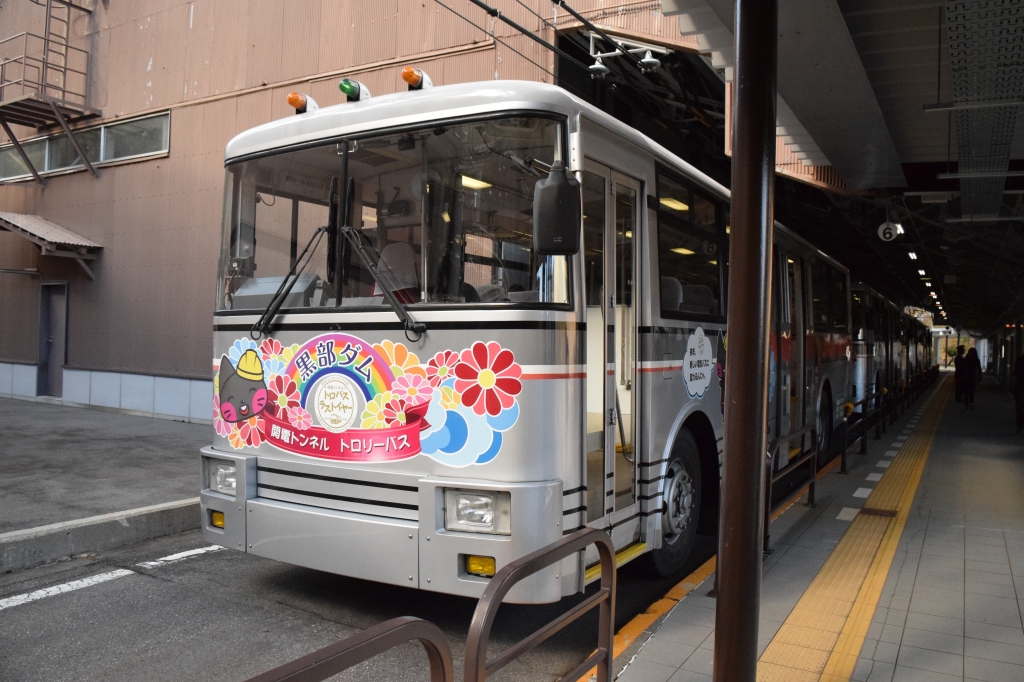 扇沢駅関電トロリーバス