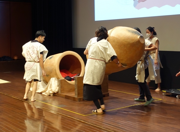 上の甕棺を運ぶ。