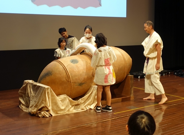 粘土で甕と甕の間をふさぐ。