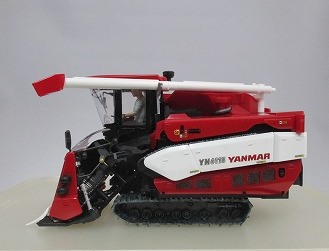 コンバインドと作業員たちのプラモデル コンバインのプラモデルです。・・・ヤンマーコンバイン