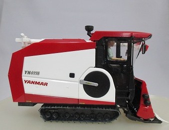 コンバインドと作業員たちのプラモデル コンバインのプラモデルです。・・・ヤンマーコンバイン