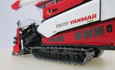 コンバインドと作業員たちのプラモデル コンバインのプラモデルです。・・・ヤンマーコンバイン