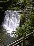 滝のつり橋手前