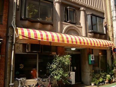 万定フルーツパーラー 場所