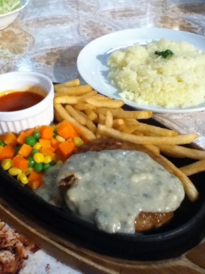 ハンバーグステーキ(ダニッシュチーズソース)950円