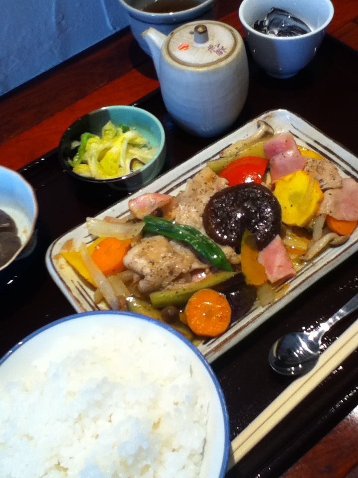 いを庵風 きのこと野菜炒めもの定食 800円